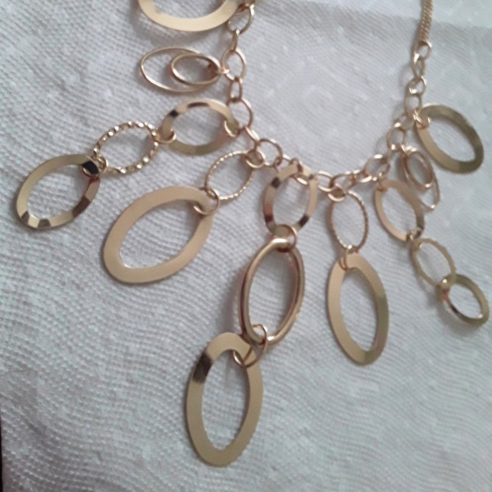 Goldtone, circle necklace